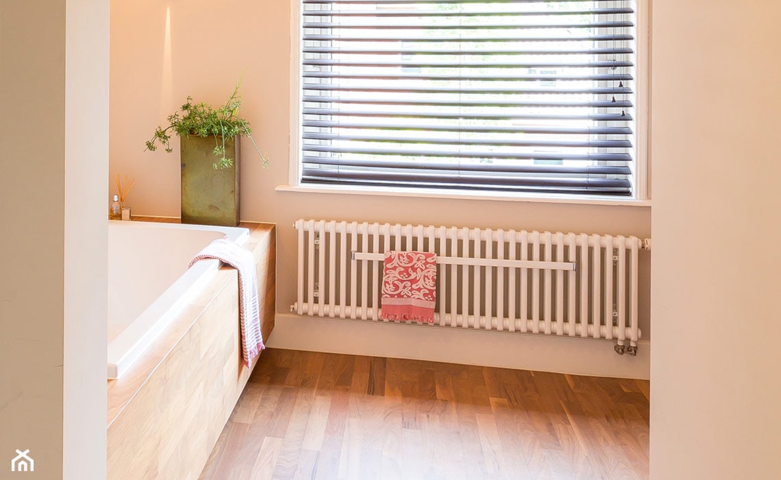 Delta Laserline - Mała łazienka z oknem, styl tradycyjny - zdjęcie od Purmo Polska - Homebook