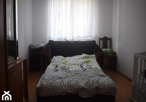 niskobudżetowy home staging mieszkania na sprzedaż - Mała szara sypialnia - zdjęcie od Magda Kazaniecka