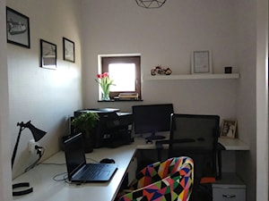 Biuro - Średnie w osobnym pomieszczeniu białe z fotografiami na ścianie biuro, styl nowoczesny - zdjęcie od kaMMat design