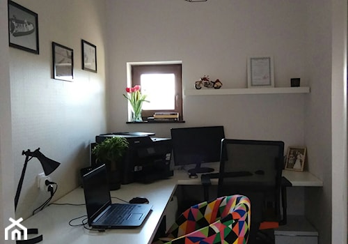 Biuro - Średnie w osobnym pomieszczeniu białe z fotografiami na ścianie biuro, styl nowoczesny - zdjęcie od kaMMat design