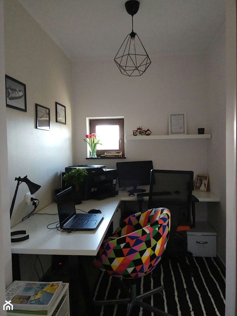 Biuro - Średnie w osobnym pomieszczeniu białe z fotografiami na ścianie biuro, styl nowoczesny - zdjęcie od kaMMat design - Homebook