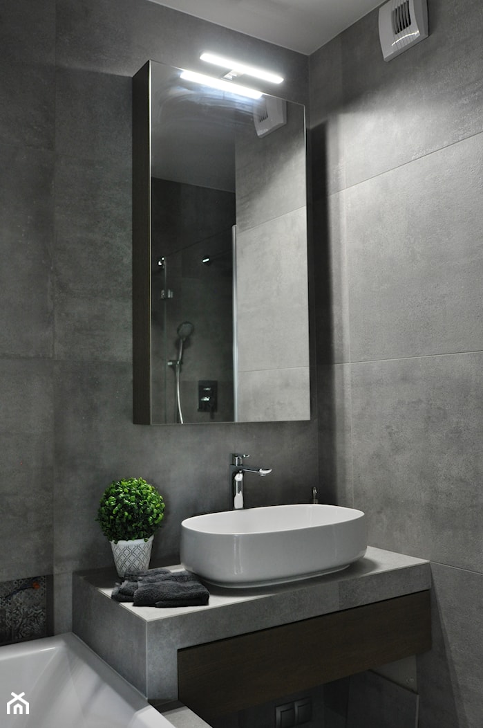 ŁAZIENKA GRAFIT - Mała bez okna z lustrem łazienka, styl nowoczesny - zdjęcie od PARcownia.pl - Homebook