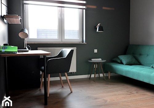 MĘSKIE MIESZKANIE - Średnie z sofą białe szare biuro, styl nowoczesny - zdjęcie od PARcownia.pl