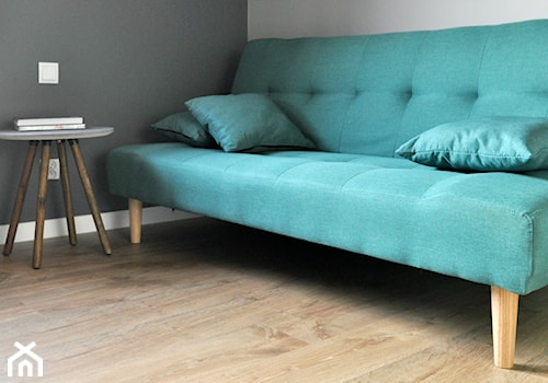 MĘSKIE MIESZKANIE - Małe z sofą białe szare biuro, styl nowoczesny - zdjęcie od PARcownia.pl