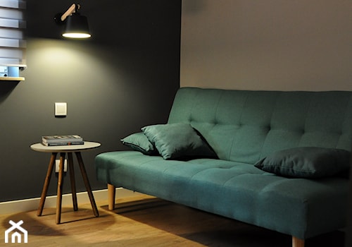 MĘSKIE MIESZKANIE - Średnie z sofą białe czarne biuro, styl nowoczesny - zdjęcie od PARcownia.pl