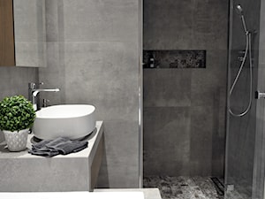 ŁAZIENKA GRAFIT - Mała bez okna z lustrem łazienka, styl nowoczesny - zdjęcie od PARcownia.pl