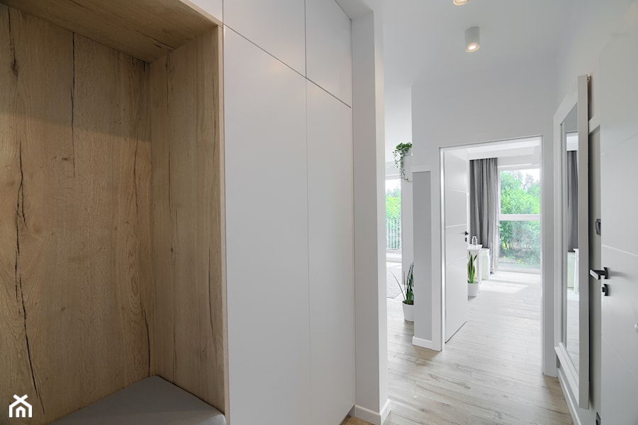 Mieszkanie 46 m2 - Duży biały hol / przedpokój, styl skandynawski - zdjęcie od Studio Architektury Wnętrz Marta Zalewska