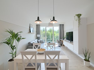 Mieszkanie 46 m2 - Średnia beżowa biała jadalnia w salonie, styl skandynawski - zdjęcie od Studio Architektury Wnętrz Marta Zalewska