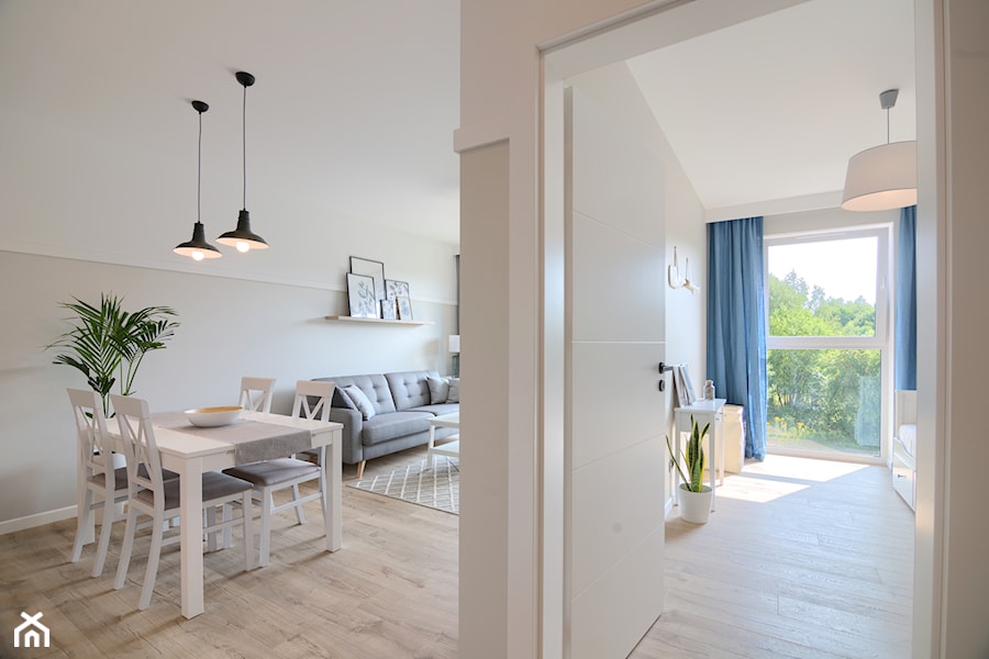 Mieszkanie 46 m2 - Średnia biała szara jadalnia w salonie, styl skandynawski - zdjęcie od Studio Architektury Wnętrz Marta Zalewska