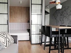 Apartament wakacyjny w Wiśle 2 - Mały biały szary salon z kuchnią z jadalnią, styl skandynawski - zdjęcie od Aleksandra Ciurkot architektura wnętrz