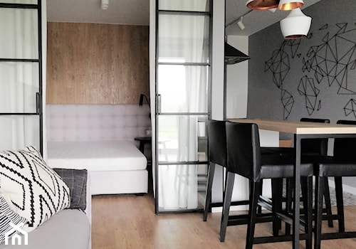 Apartament wakacyjny w Wiśle 2 - Mały biały szary salon z kuchnią z jadalnią, styl skandynawski - zdjęcie od Aleksandra Ciurkot architektura wnętrz