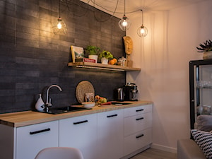 Apartament wakacyjny w Wiśle - Mała otwarta z salonem czarna szara z zabudowaną lodówką z lodówką wolnostojącą z nablatowym zlewozmywakiem kuchnia jednorzędowa, styl skandynawski - zdjęcie od Aleksandra Ciurkot architektura wnętrz
