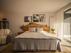 Apartament wakacyjny w Wiśle - Średnia biała sypialnia z balkonem / tarasem, styl skandynawski - zdjęcie od Aleksandra Ciurkot architektura wnętrz