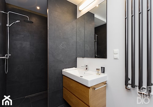 Apartament na Dworskiej - Mała bez okna z lustrem z punktowym oświetleniem łazienka, styl nowoczesny - zdjęcie od Loftstudio