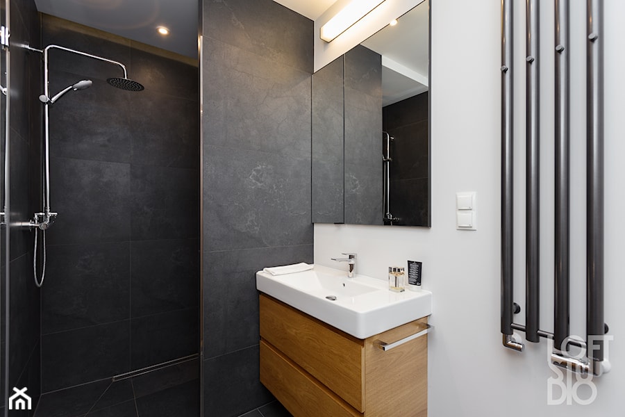 Apartament na Dworskiej - Mała bez okna z lustrem z punktowym oświetleniem łazienka, styl nowoczesny - zdjęcie od Loftstudio