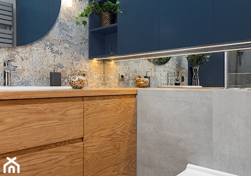 Mieszkanie z niebieskim motywem - Mała z lustrem łazienka, styl vintage - zdjęcie od Loftstudio
