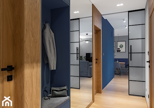 Mieszkanie z niebieskim motywem - Duży z wieszakiem szary hol / przedpokój, styl skandynawski - zdjęcie od Loftstudio