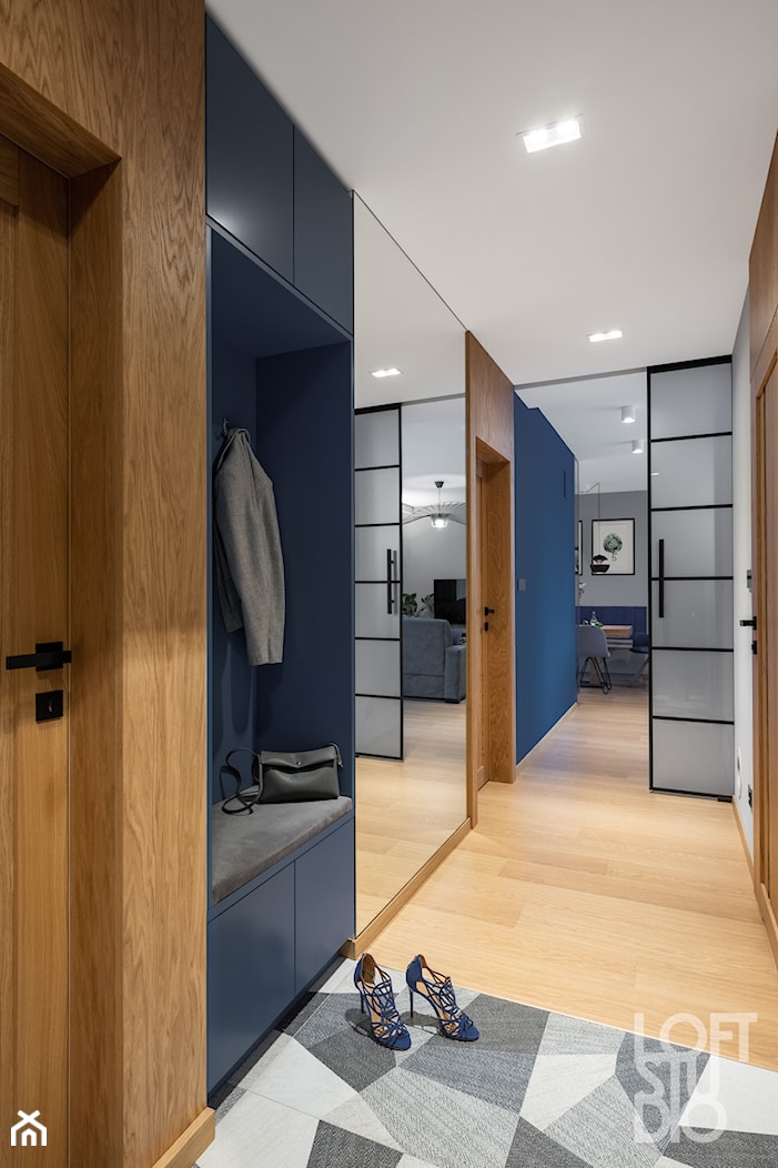 Mieszkanie z niebieskim motywem - Duży z wieszakiem szary hol / przedpokój, styl skandynawski - zdjęcie od Loftstudio - Homebook