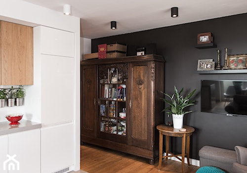Mieszkanie Bohomolca - Mały biały czarny salon z kuchnią, styl nowoczesny - zdjęcie od Loftstudio