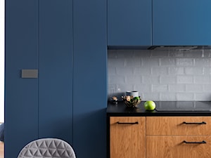 Mieszkanie z niebieskim motywem - Kuchnia z granatowymi frontami jednorzędowa, styl skandynawski - zdjęcie od Loftstudio