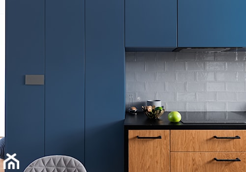 Mieszkanie z niebieskim motywem - Kuchnia z granatowymi frontami jednorzędowa, styl skandynawski - zdjęcie od Loftstudio