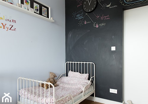 Mieszkanie Bohomolca - Mały czarny szary pokój dziecka dla dziecka dla chłopca dla dziewczynki, styl skandynawski - zdjęcie od Loftstudio