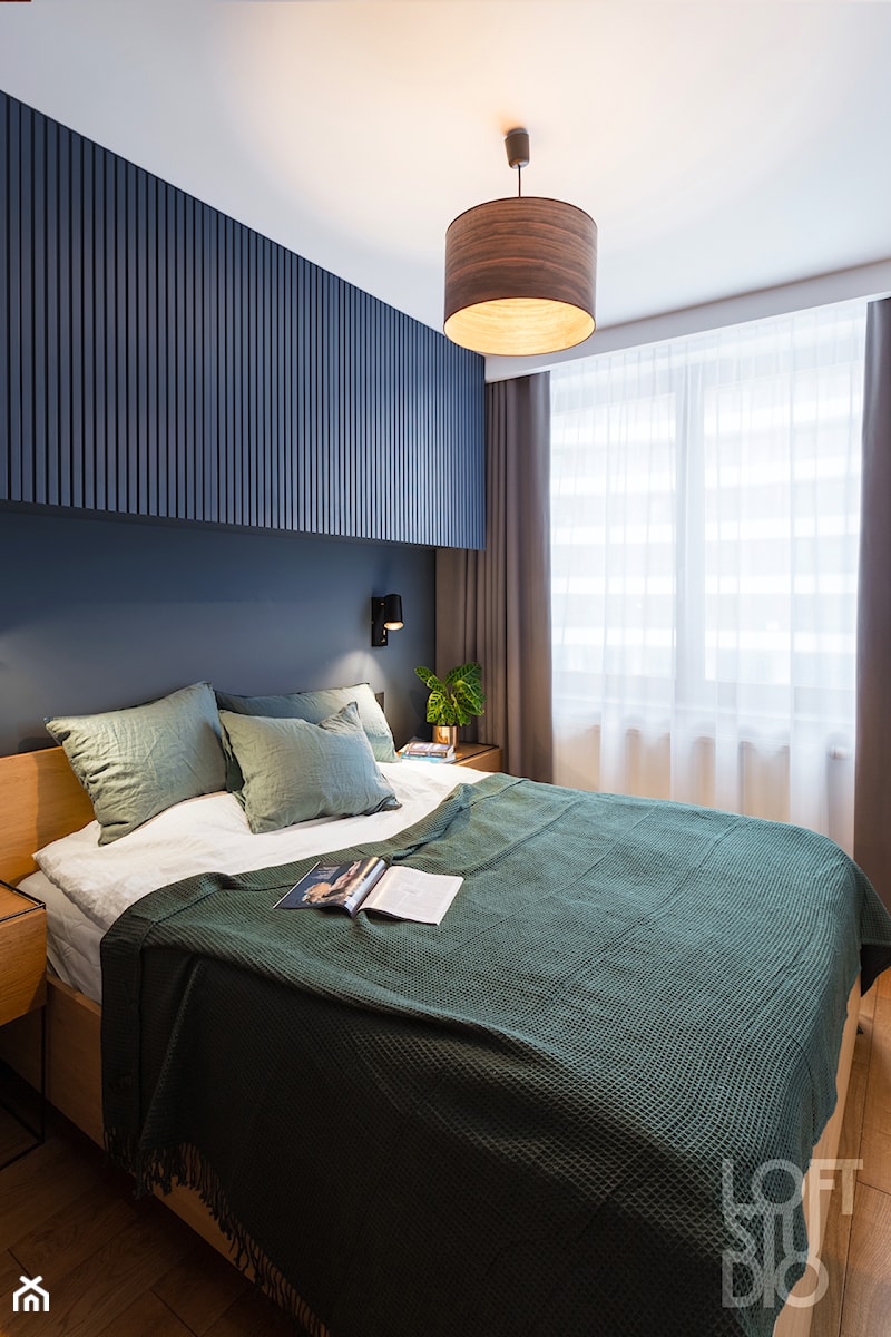 Apartament na Dworskiej - Mała biała niebieska sypialnia, styl nowoczesny - zdjęcie od Loftstudio