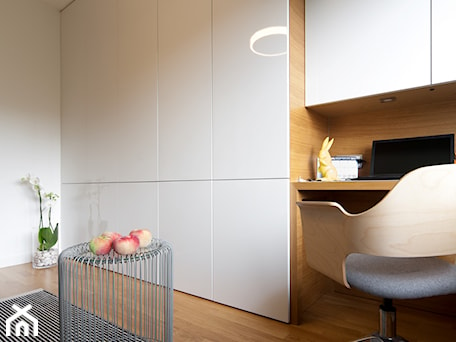 Aranżacje wnętrz - Biuro: Apartament w bieli. - Loftstudio. Przeglądaj, dodawaj i zapisuj najlepsze zdjęcia, pomysły i inspiracje designerskie. W bazie mamy już prawie milion fotografii!