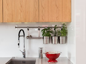 Mieszkanie Bohomolca - Średnia biała z zabudowaną lodówką z podblatowym zlewozmywakiem kuchnia jednorzędowa, styl nowoczesny - zdjęcie od Loftstudio