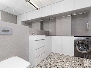 Dom w Zieleni - Średnia z pralką / suszarką z lustrem z punktowym oświetleniem łazienka, styl nowoczesny - zdjęcie od Loftstudio