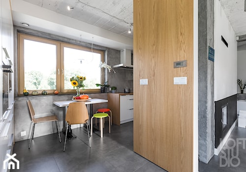 Dom z betonem II - Średnia zamknięta biała szara z zabudowaną lodówką kuchnia w kształcie litery l z oknem, styl industrialny - zdjęcie od Loftstudio