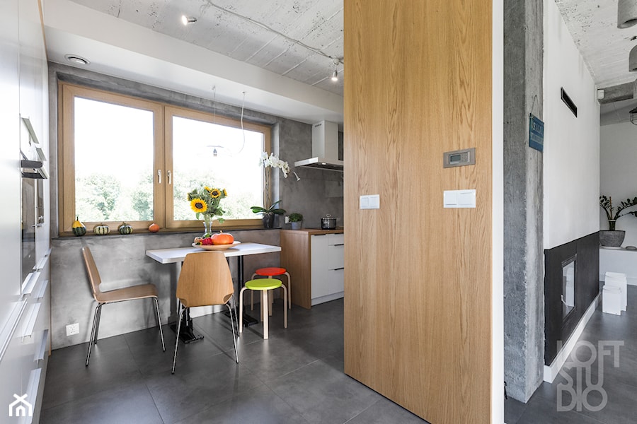 Dom z betonem II - Średnia zamknięta biała szara z zabudowaną lodówką kuchnia w kształcie litery l z oknem, styl industrialny - zdjęcie od Loftstudio