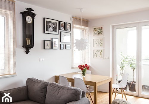 Mieszkanie Bohomolca - Mały biały salon z jadalnią z tarasem / balkonem, styl nowoczesny - zdjęcie od Loftstudio