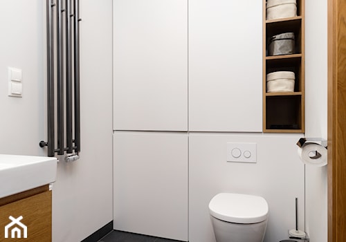 Apartament na Dworskiej - Średnia z marmurową podłogą łazienka, styl nowoczesny - zdjęcie od Loftstudio