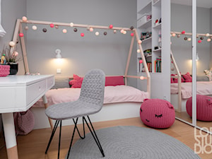 Mieszkanie z niebieskim motywem - Mały szary pokój dziecka dla dziecka dla dziewczynki, styl skandynawski - zdjęcie od Loftstudio