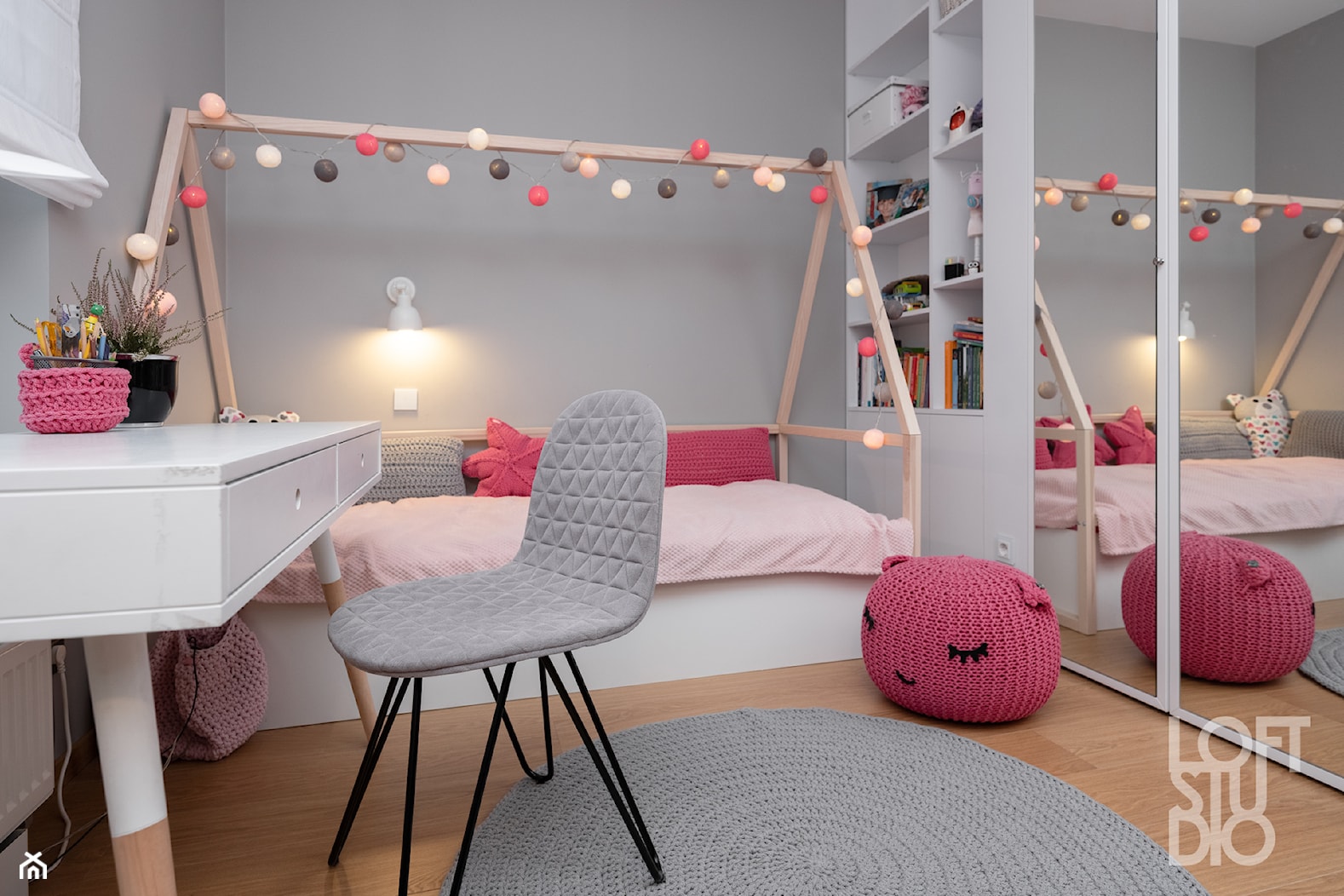 Mieszkanie z niebieskim motywem - Mały szary pokój dziecka dla dziecka dla dziewczynki, styl skandynawski - zdjęcie od Loftstudio - Homebook