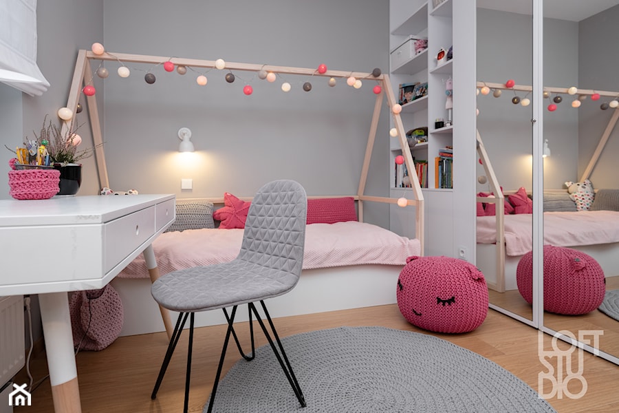 Mieszkanie z niebieskim motywem - Mały szary pokój dziecka dla dziecka dla dziewczynki, styl skandynawski - zdjęcie od Loftstudio