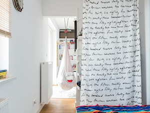 Mieszkanie Bohomolca - Mała biała sypialnia, styl skandynawski - zdjęcie od Loftstudio