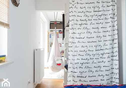 Mieszkanie Bohomolca - Mała biała sypialnia, styl skandynawski - zdjęcie od Loftstudio