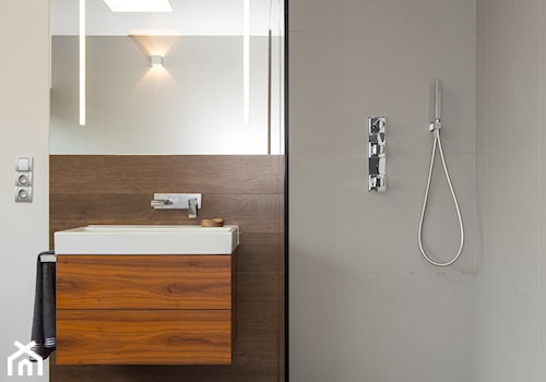 Loft Wolbrom - Duża bez okna z lustrem łazienka, styl nowoczesny - zdjęcie od Loftstudio