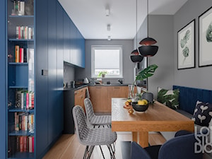 Mieszkanie z niebieskim motywem - Średnia otwarta szara z zabudowaną lodówką z podblatowym zlewozmywakiem kuchnia z granatowymi frontami w kształcie litery u z oknem, styl skandynawski - zdjęcie od Loftstudio