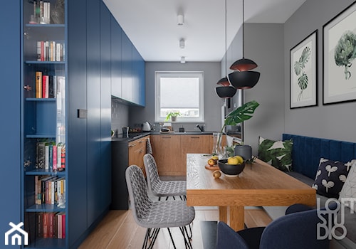Mieszkanie z niebieskim motywem - Średnia otwarta szara z zabudowaną lodówką z podblatowym zlewozmywakiem kuchnia z granatowymi frontami w kształcie litery u z oknem, styl skandynawski - zdjęcie od Loftstudio
