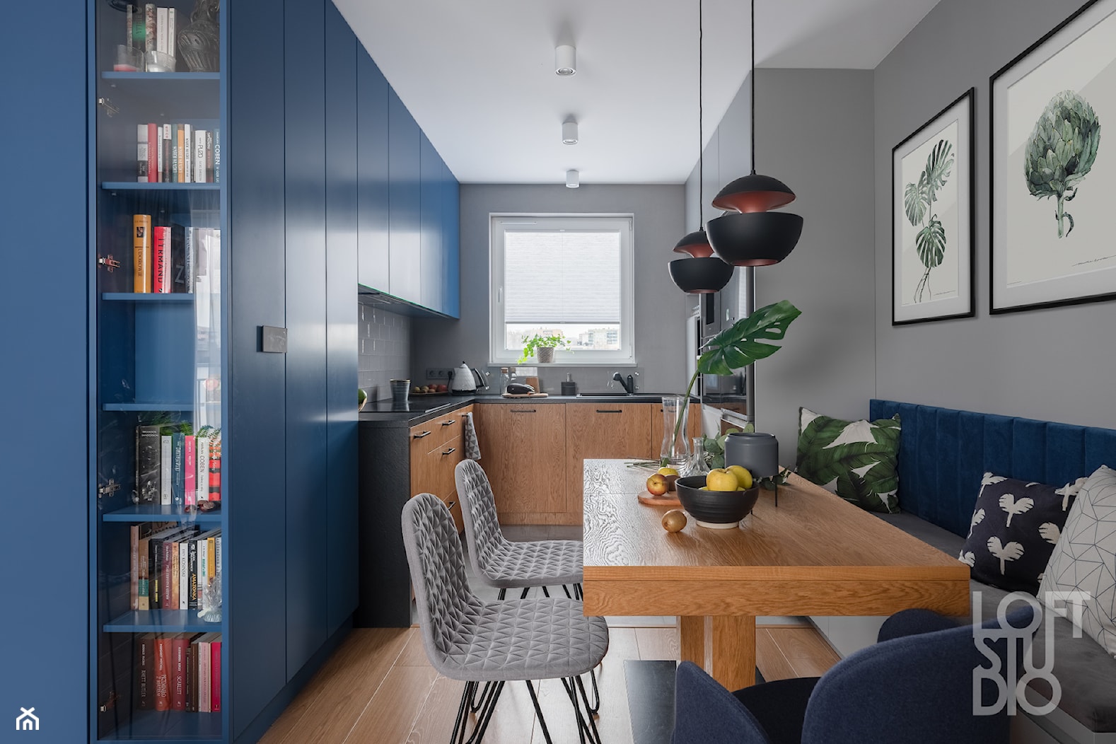 Mieszkanie z niebieskim motywem - Średnia otwarta szara z zabudowaną lodówką z podblatowym zlewozmywakiem kuchnia z granatowymi frontami w kształcie litery u z oknem, styl skandynawski - zdjęcie od Loftstudio - Homebook