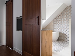 Dom w Zieleni - Średnia biała sypialnia na poddaszu z łazienką, styl prowansalski - zdjęcie od Loftstudio