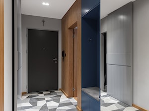Mieszkanie z niebieskim motywem - Duży szary hol / przedpokój, styl nowoczesny - zdjęcie od Loftstudio