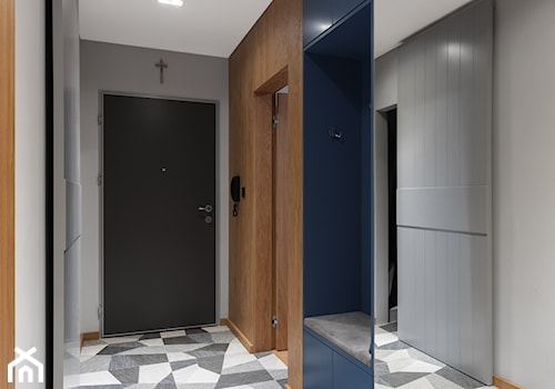 Mieszkanie z niebieskim motywem - Duży szary hol / przedpokój, styl nowoczesny - zdjęcie od Loftstudio