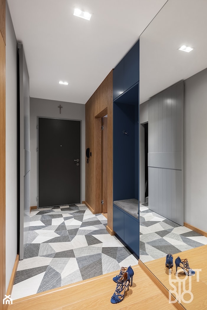 Mieszkanie z niebieskim motywem - Duży szary hol / przedpokój, styl nowoczesny - zdjęcie od Loftstudio - Homebook