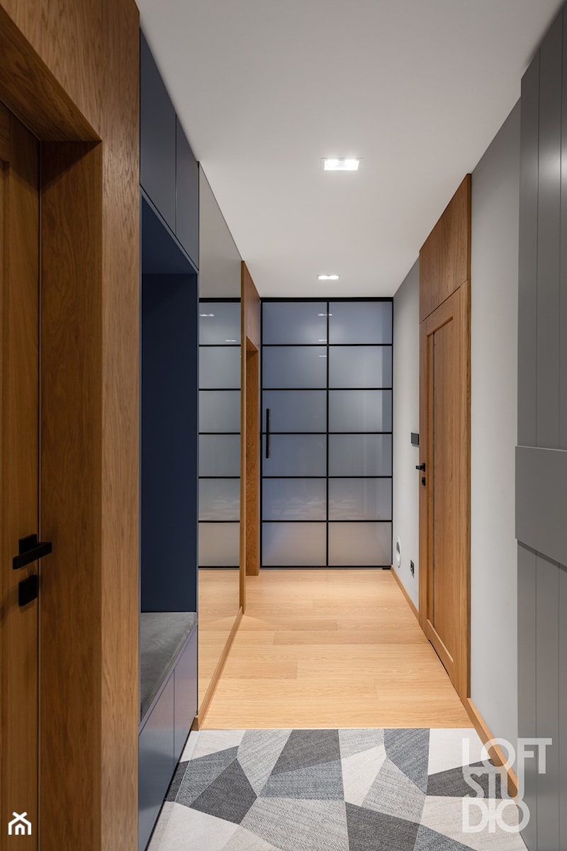 Mieszkanie z niebieskim motywem - Średni szary hol / przedpokój, styl nowoczesny - zdjęcie od Loftstudio