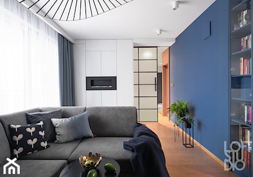 Mieszkanie z niebieskim motywem - Mały niebieski szary salon, styl nowoczesny - zdjęcie od Loftstudio