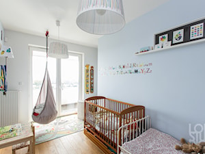 Mieszkanie Bohomolca - Średni szary niebieski pokój dziecka dla niemowlaka dla dziecka dla chłopca dla dziewczynki dla rodzeństwa, styl skandynawski - zdjęcie od Loftstudio
